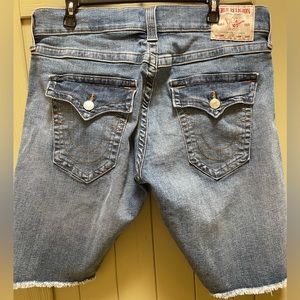 Men’s True Religion Ricky Relaxed Straight Shorts Flap Pockets & Frayed Hem